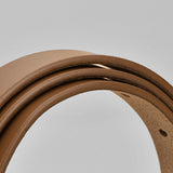 Moderne Smalt Bælte – Organisk Guldspænde & Beige Finish