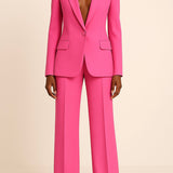 Elegant jakkesæt med blazer og bukser i tidløst design