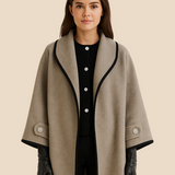 Elegant dameponcho i uldlook med knapdetaljer og løs pasform