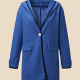 Elegant dameponcho i uldlook med knapdetaljer og løs pasform