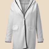 Elegant dameponcho i uldlook med knapdetaljer og løs pasform