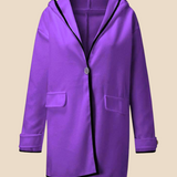 Elegant dameponcho i uldlook med knapdetaljer og løs pasform