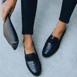 Sorte loafers til kvinder med krokodillepræg og ruskindsdetalje