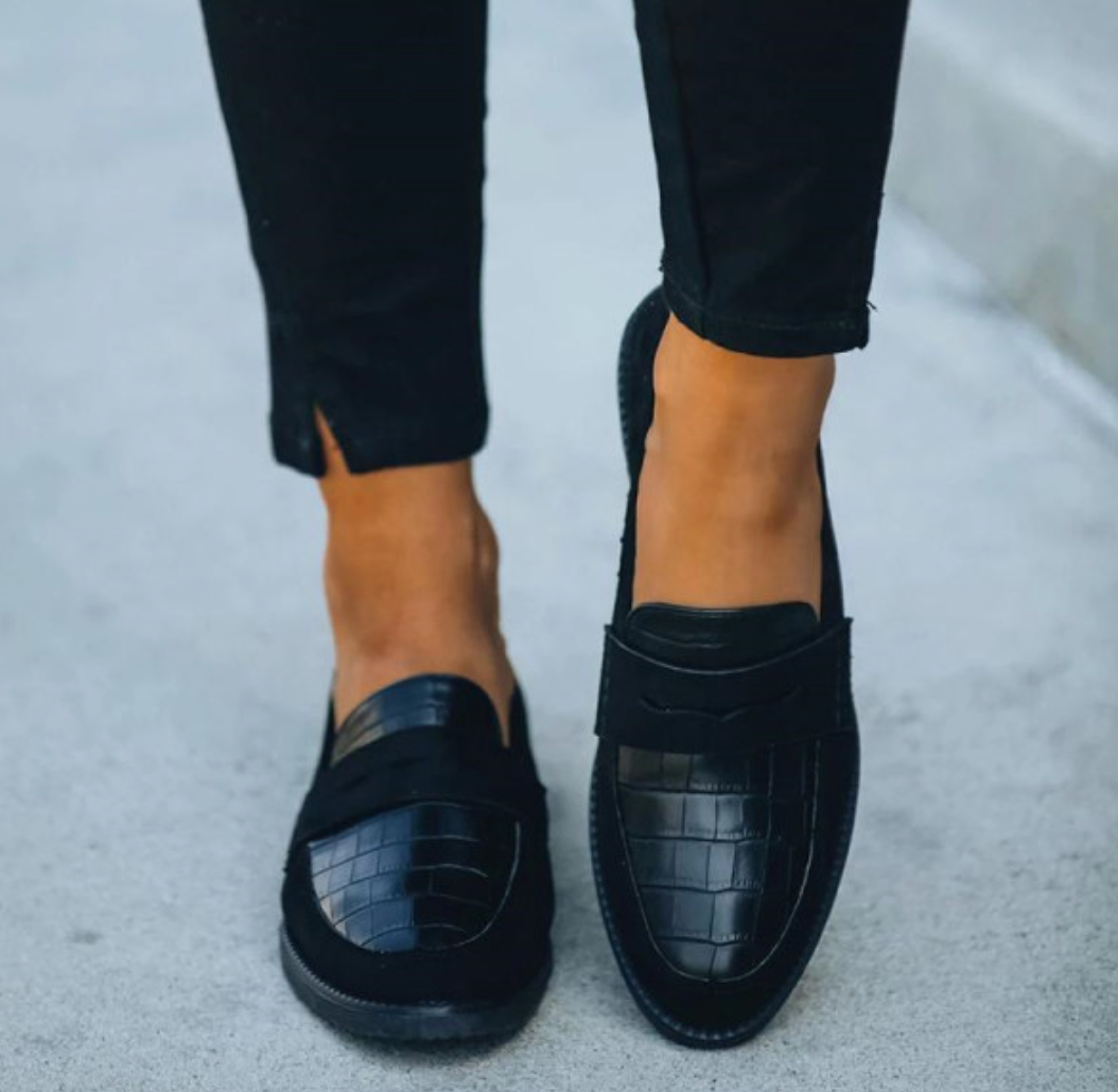 Sorte loafers til kvinder med krokodillepræg og ruskindsdetalje