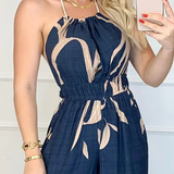 Sommer jumpsuit til kvinder med halterneck og bladmønster