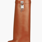 Sculpted Pant Boots – Sort Støvle med Lås og Arkitektonisk Silhuet