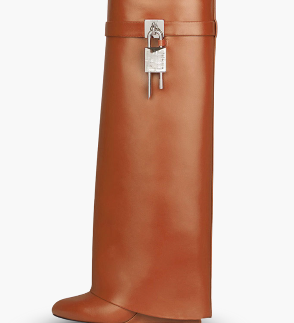 Sculpted Pant Boots – Sort Støvle med Lås og Arkitektonisk Silhuet