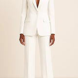 Elegant jakkesæt med blazer og bukser i tidløst design