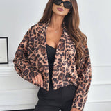 Kort Bikerjakke med Leopardmønster – Elegant og Rå Stil