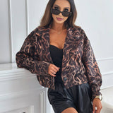 Kort Bikerjakke med Leopardmønster – Elegant og Rå Stil