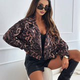 Kort Bikerjakke med Leopardmønster – Elegant og Rå Stil