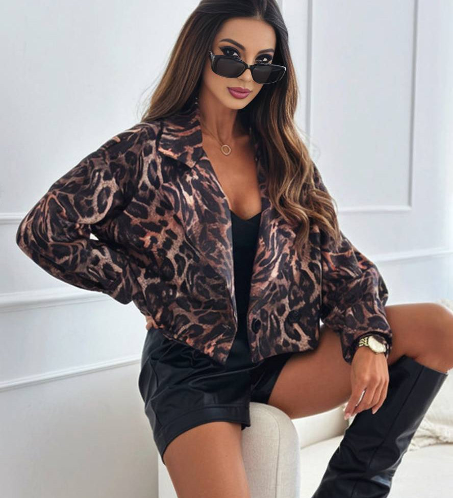 Kort Bikerjakke med Leopardmønster – Elegant og Rå Stil