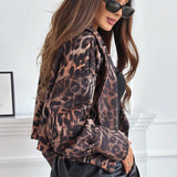 Kort Bikerjakke med Leopardmønster – Elegant og Rå Stil