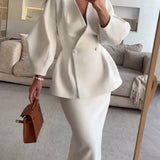 Elegant to-delt sæt med figursyet blazer og lang nederdel