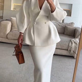 Elegant to-delt sæt med figursyet blazer og lang nederdel
