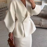 Elegant to-delt sæt med figursyet blazer og lang nederdel