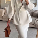 Elegant to-delt sæt med figursyet blazer og lang nederdel