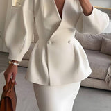 Elegant to-delt sæt med figursyet blazer og lang nederdel