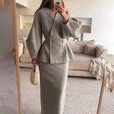 Elegant to-delt sæt med figursyet blazer og lang nederdel