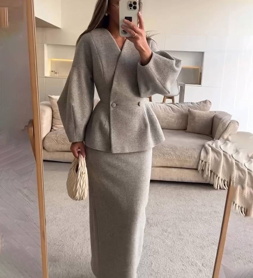 Elegant to-delt sæt med figursyet blazer og lang nederdel