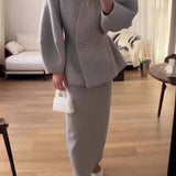 Elegant to-delt sæt med figursyet blazer og lang nederdel