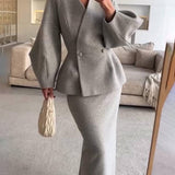 Elegant to-delt sæt med figursyet blazer og lang nederdel