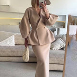 Elegant to-delt sæt med figursyet blazer og lang nederdel