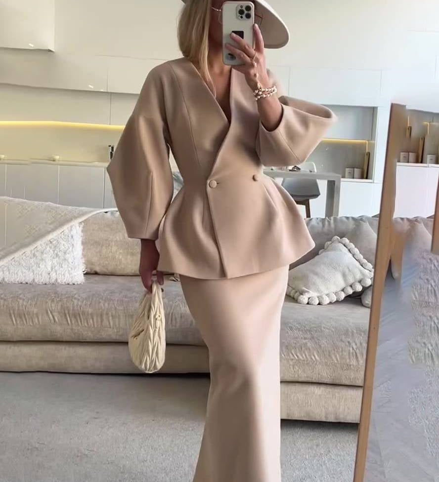 Elegant to-delt sæt med figursyet blazer og lang nederdel