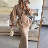 Elegant to-delt sæt med figursyet blazer og lang nederdel
