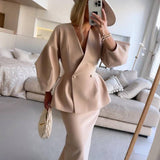 Elegant to-delt sæt med figursyet blazer og lang nederdel