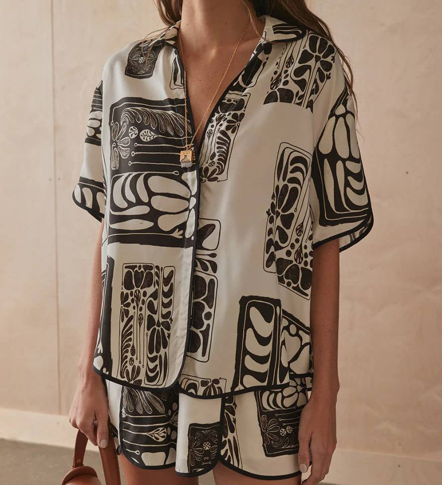 Todelt sæt med skjorte og shorts – Sommerlook med grafisk print