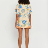 Blomstrende sæt med skjorte og shorts – Sommer outfit til kvinder