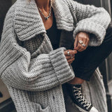 Oversized Ensfarvet Cardigan med Knapper og Revers til Kvinder