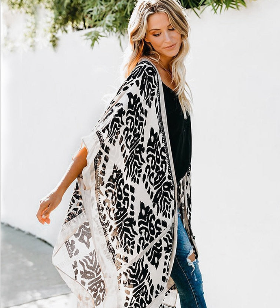 Boho kimono – Let cardigan med mønster og frynser til sommerlag