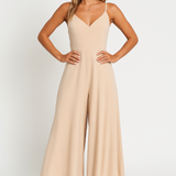 Stilfuld dame jumpsuit med v-udskæring og brede ben