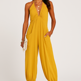 Halterneck dame jumpsuit med dyb udskæring og elastiske ben