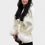 Elegant frakke med bindebælte og pelsdetaljer – feminin stil med eksklusivt udtryk