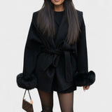 Elegant frakke med bindebælte og pelsdetaljer – feminin stil med eksklusivt udtryk