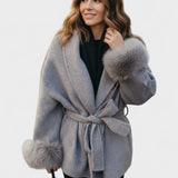 Elegant frakke med bindebælte og pelsdetaljer – feminin stil med eksklusivt udtryk