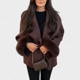 Elegant frakke med bindebælte og pelsdetaljer – feminin stil med eksklusivt udtryk