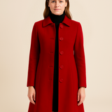 Elegant lang damefrakke i uldlook med klassisk knaplukning