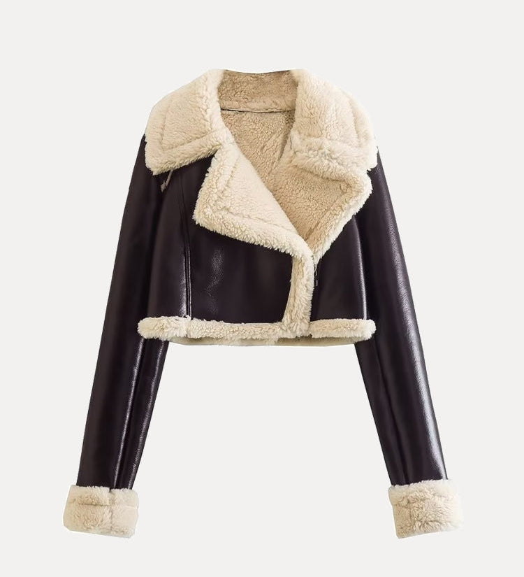 Kort Jakke med Kontrastforing og Elegant Moderne Look