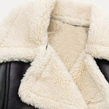 Kort Jakke med Kontrastforing og Elegant Moderne Look