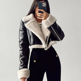 Kort Jakke med Kontrastforing og Elegant Moderne Look