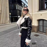 Kort Jakke med Kontrastforing og Elegant Moderne Look
