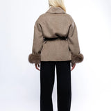 Elegant jakke med faux fur manchetter og taljebælte