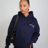 Oversized hoodie med broderet logo og afslappet komfort