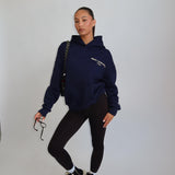 Oversized hoodie med broderet logo og afslappet komfort