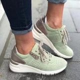 Lys blå sneakers til kvinder med metallic detaljer og høj sål
