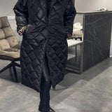 Lang Quiltet Vinterfrakke – Let Varme og Tidløst Design